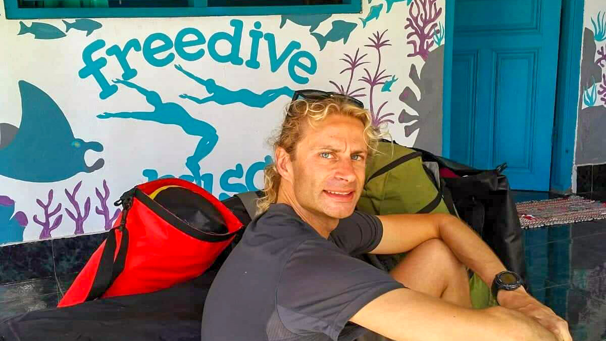 Heiko sitting in front of Freedive Nusa painting
